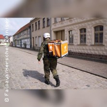 Angst &ndash; eine Performance aus Deutschland | Saal im EG der Kulturfabrik Krawatte
