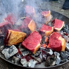 Caveman Style Grillen mit Tosch - Grillen, wie die H&ouml;hlenmenschen damals