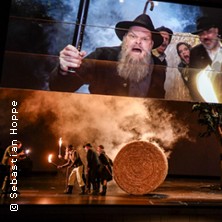 Bauern, Bonzen und Bomben - Staatsschauspiel Dresden