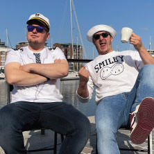 M&auml;nner, die aufs Wasser starren