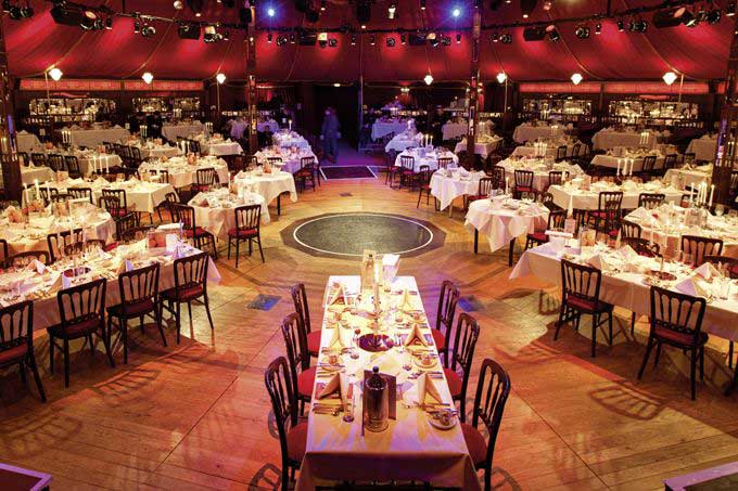 Spiegelpalast auf dem Cannstatter Wasen