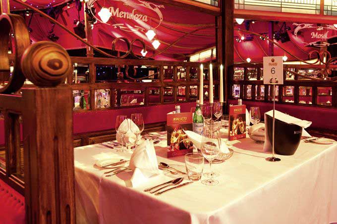 Spiegelpalast auf dem Cannstatter Wasen