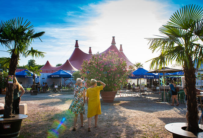 Zelt Musik Festival - Drau&szlig;en